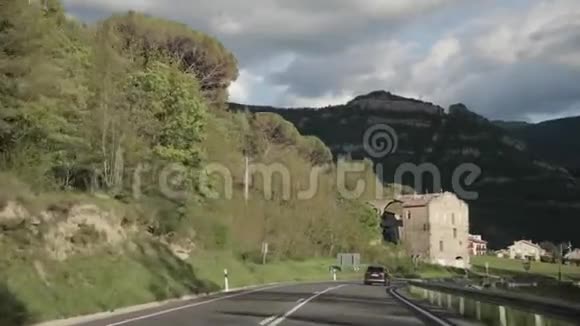 巴加西班牙汽车在美丽的沥青高速公路高速公路E9高速公路C16高速公路上行驶视频的预览图