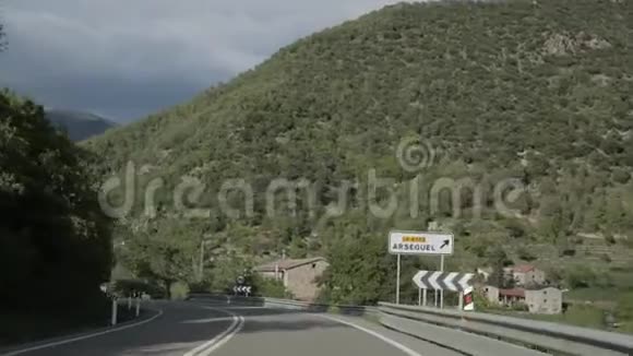 利达西班牙汽车在美丽的沥青高速公路高速公路N260号公路上行驶视频的预览图