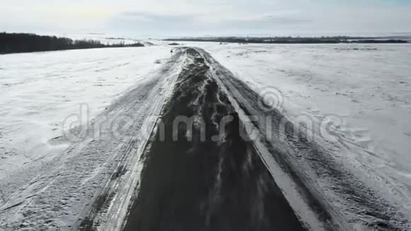 低空飞越冬路风吹雪过马路视频的预览图