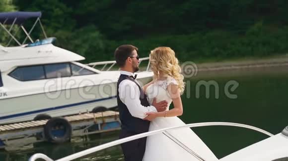 一对年轻夫妇手牵手沿着码头慢镜头拍摄视频的预览图