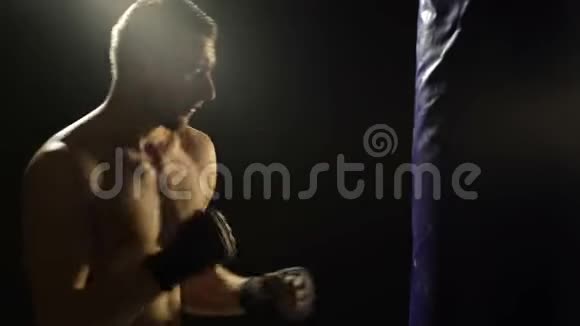 穿着黑色拳击手套在健身房拳击的帅哥健康生活方式的概念拳击视频的预览图