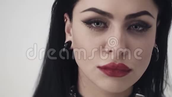 漂亮女人的脸嘴唇蓝色的大眼睛黑色的长发和化妆视频的预览图