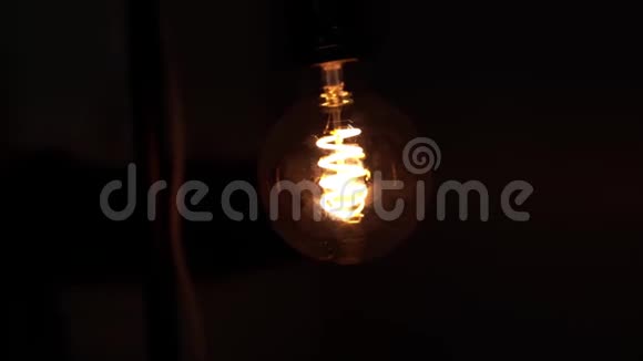 钨灯在黑色背景上现代家居的明暗观念观念电视频的预览图