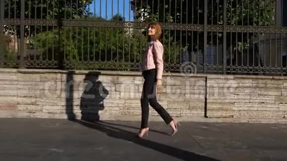 穿着高跟鞋行走的优雅女人的全长画像视频的预览图