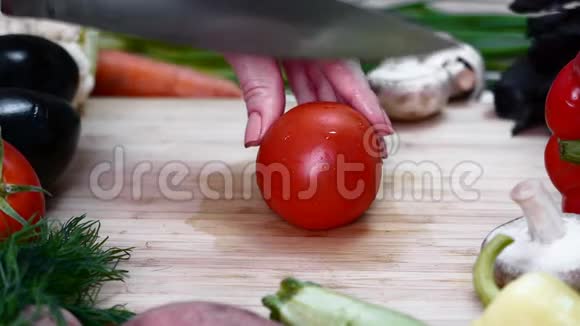 厨师把番茄切成两半视频的预览图