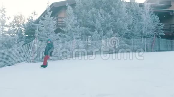 滑雪冬季概念一个有假肢的人滑雪板视频的预览图