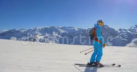 高山阳光滑雪道上的滑雪者视频的预览图