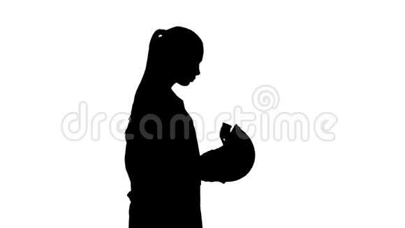 穿白色长袍的剪影女人走路时戴着安全帽视频的预览图