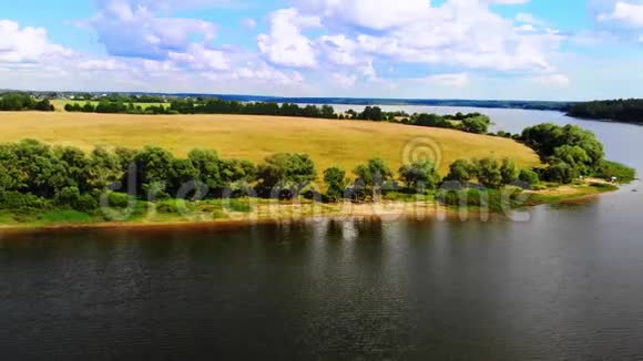 从半岛上俯瞰美丽的湖景自然的娱乐视频的预览图