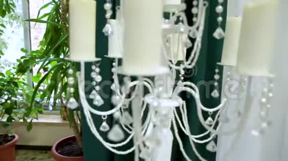 婚礼前装饰鲜花的婚礼烛台视频的预览图