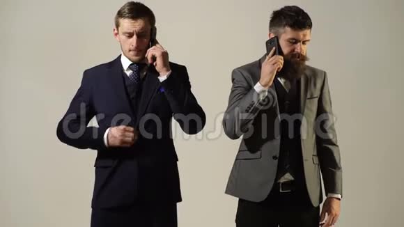 两个穿着服装的男人通过电话交谈商业人士视频的预览图