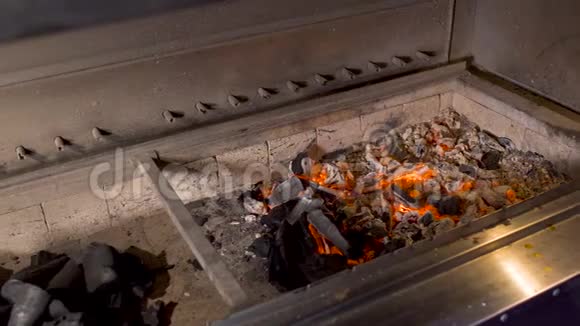 热在烤架里燃烧视频的预览图