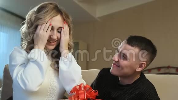 一个年轻人给他女朋友送礼物视频的预览图