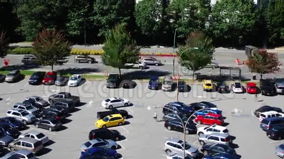 繁忙停车场的时光流逝视频的预览图