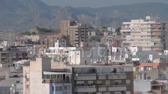 阳光明媚的一天阿利坎特的山坡上的城市景观视频的预览图