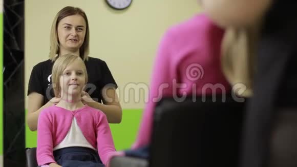 女理发师问女孩如何在美容院理发视频的预览图