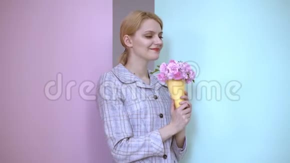 幸福的女人手里拿着花束做梦带粉色玫瑰花束的女孩女孩闻着花的味道性感女人嗅着视频的预览图