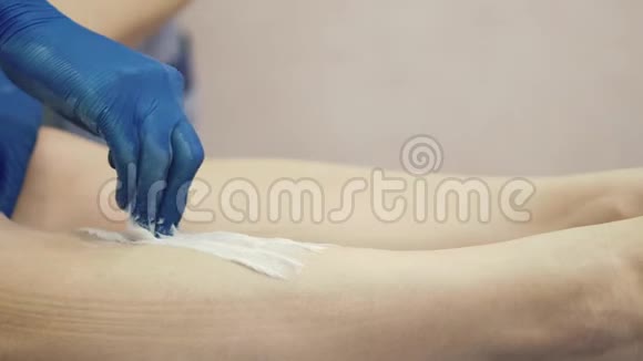 主人戴蓝色防护手套戴上特殊的糖膏视频的预览图