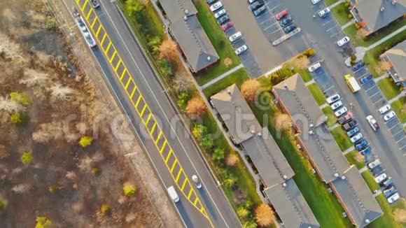 空中拍摄飞行从上面的房子屋顶美丽的花园草坪道路的美国城市景观视频的预览图