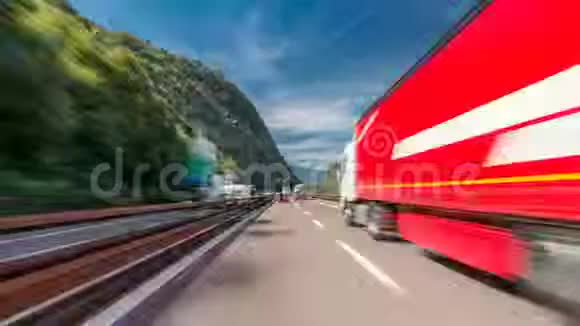 在高速公路上行驶穿过意大利的山脉和草地时间推移高度推移视频的预览图