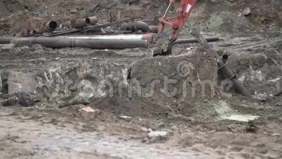 大工业挖掘机挖补地面城市发展施工现场铲斗工作视频的预览图