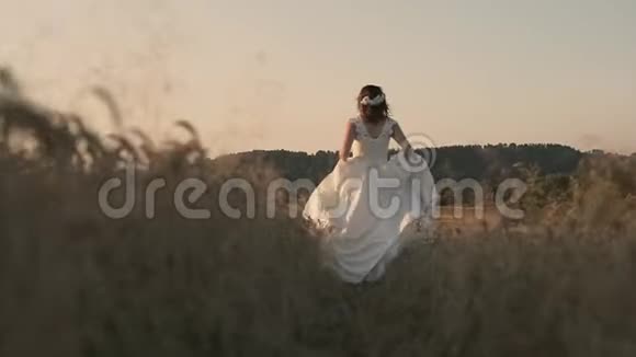 新娘从她丈夫那里逃跑视频的预览图