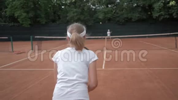 网球比赛运动员女孩子与选手在球拍上击球在球场上互相通过网视频的预览图