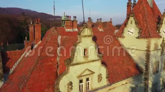 在乌克兰TranscarpathiaMukachevo附近的Schonborn伯爵的狩猎之家贝雷格瓦尔城堡的鸟瞰图拍摄于视频的预览图