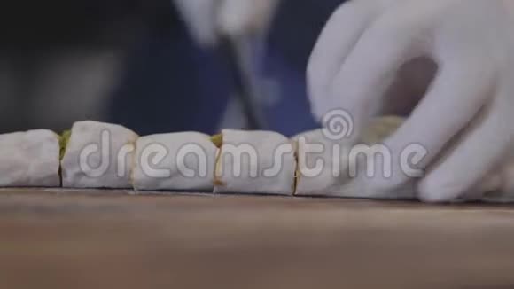 厨师用锋利的大刀把烤串包在皮塔拉瓦什里把它切成碎片视频的预览图