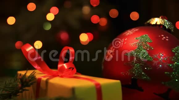 新年树下的节日礼物和彩色花环视频的预览图