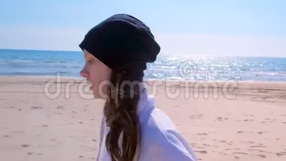 年轻女子在海边慢跑沙滩肖像慢跑适合户外运动视频的预览图