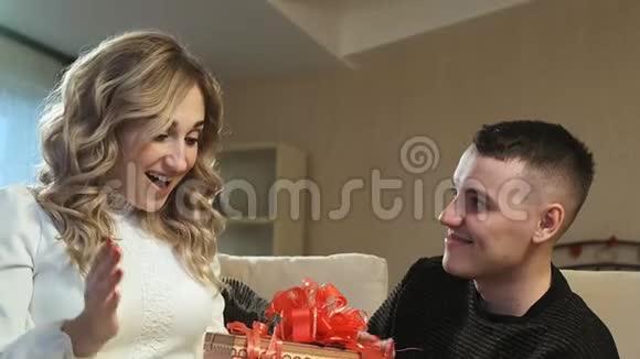 一个年轻人给他女朋友送礼物视频的预览图