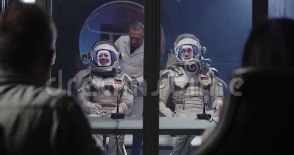 宇航员来参加新闻发布会视频的预览图