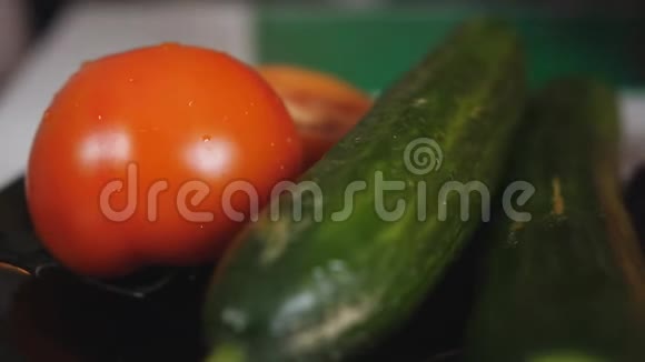 早餐桌上番茄黄瓜慢动作特写镜头视频的预览图