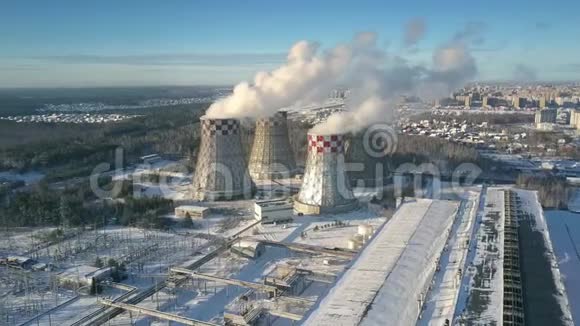 冬季带冷却塔的空中观景供热站视频的预览图