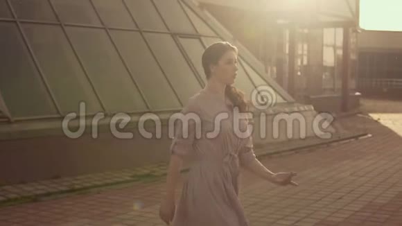 穿着漂亮的女孩在日落在户外慢动作跳舞视频的预览图