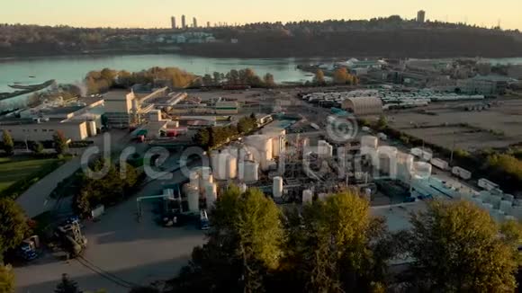 北温哥华一个工业化工厂设施的鸟瞰图靠近第二纳罗斯桥视频的预览图