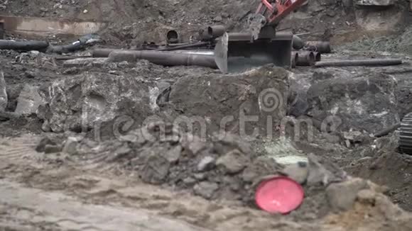 大工业挖掘机挖补地面城市发展施工现场铲斗工作视频的预览图