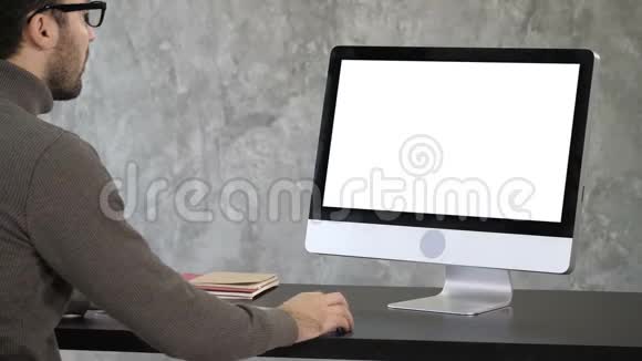 优雅的商人在他的电脑上分析办公室的数据回到监视器白色显示器视频的预览图