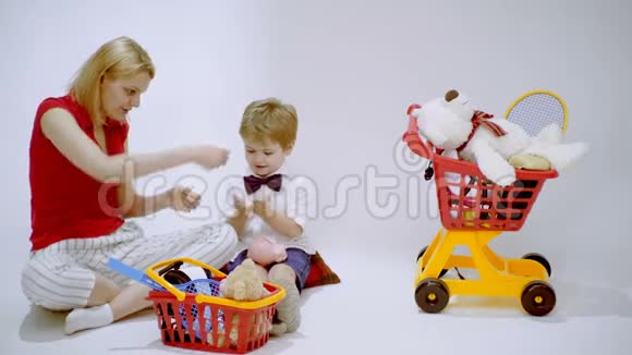金融教育母子俩玩购物母亲教儿子数钱视频的预览图
