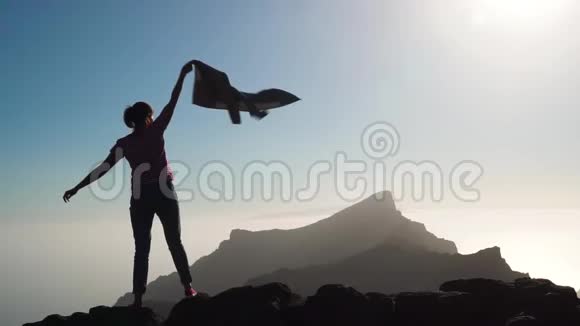 女孩在山顶挥手视频的预览图