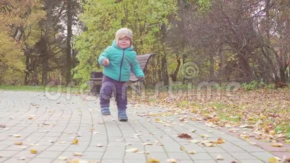 有趣的微笑一岁的男孩走在公园的日落手里拿着面包快乐的童年概念慢动作视频的预览图