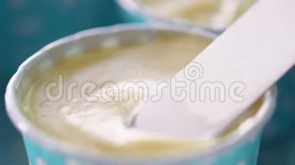 厨师们用抹刀把奶油奶酪涂在蓝色的纸杯蛋糕上视频的预览图