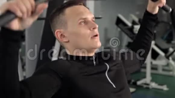 健身男子在健身中心锻炼健身运动运动概念视频的预览图
