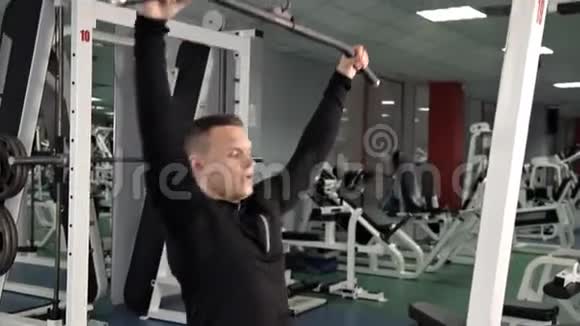 健身男子在健身中心锻炼健身运动运动概念视频的预览图