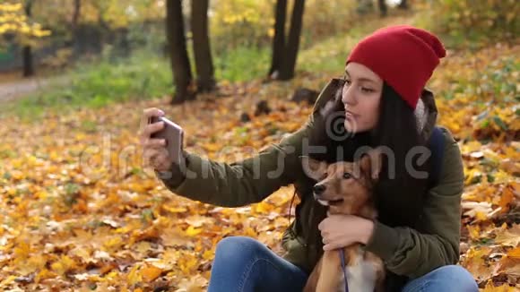 秋装狗自拍笑女人视频的预览图
