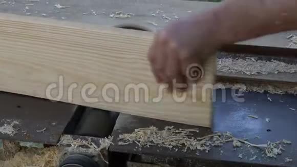 人在木工机械上刨板视频的预览图