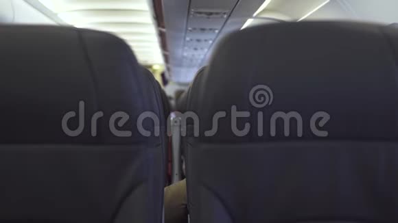 乘客在空中飞行时坐经济舱现代飞机乘客在客舱内的椅子视频的预览图