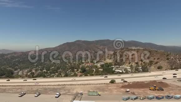 加州格伦代尔高速公路和山脉的空中拍摄视频的预览图
