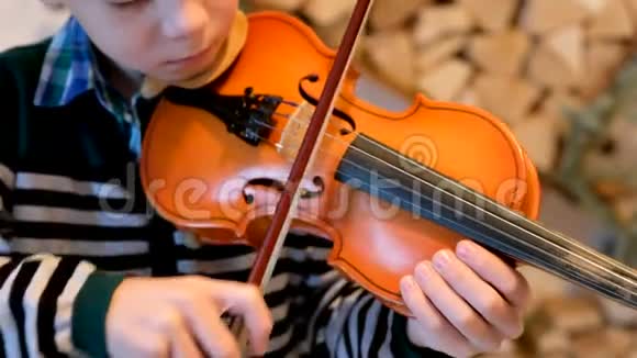 一个7岁的孩子在拉小提琴特写视频的预览图